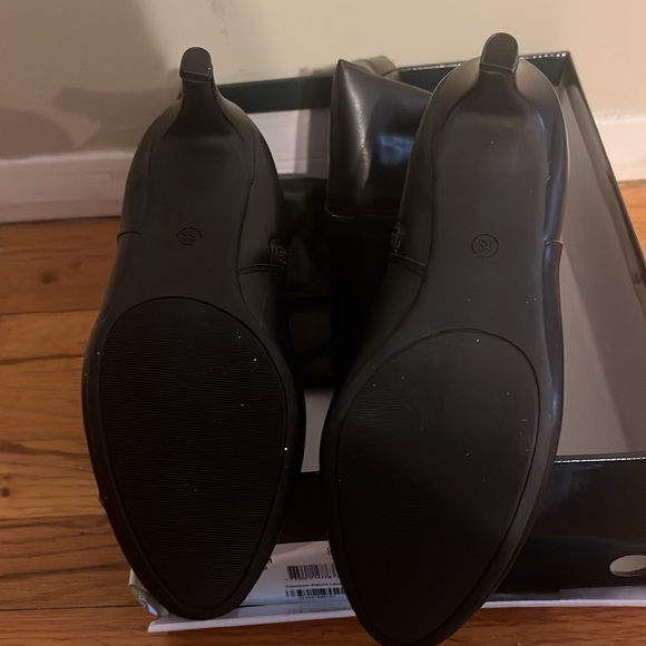 Karen Scott Hanna tall boots with approx 2” heel and chain embel - Picture 5 of 7